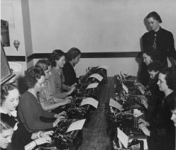 NYA:Illinois:Vocational Guidance:brush-up classes to improve typing ability: group picture of woman at typewriters. National Archives and Records Administration, Public domain, via Wikimedia Commons.