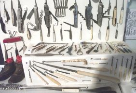 Pocketknives with buttonhook attachments, plus folding buttonhooks, on display at Bedford Museum. Image by Simon Speed, via Wikimedia Commons.